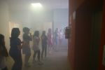 Esercitazione Evacuazione Per Incendio in Una Scuola - I Bambini Escono Dalle Classi E in Mezzo Al Fumo Si Dirigono Ordinatamente Alle Uscite.